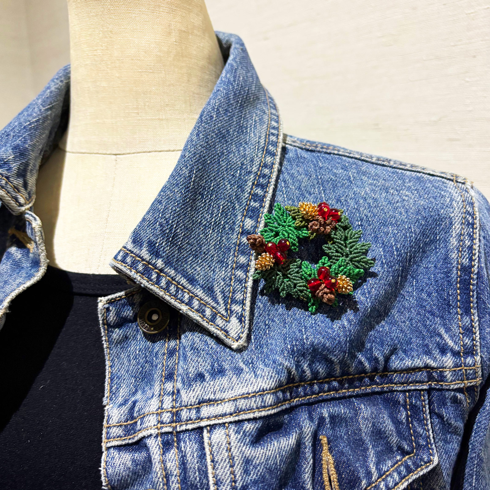 巻き結びで作るクリスマスリースのブローチ