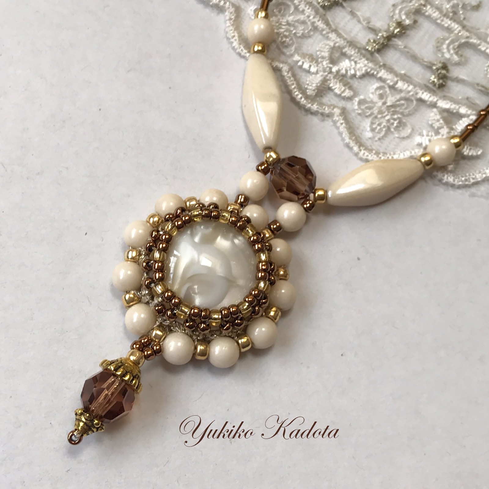 ルトゥールクロッシェのフレーミングアイボリームーン