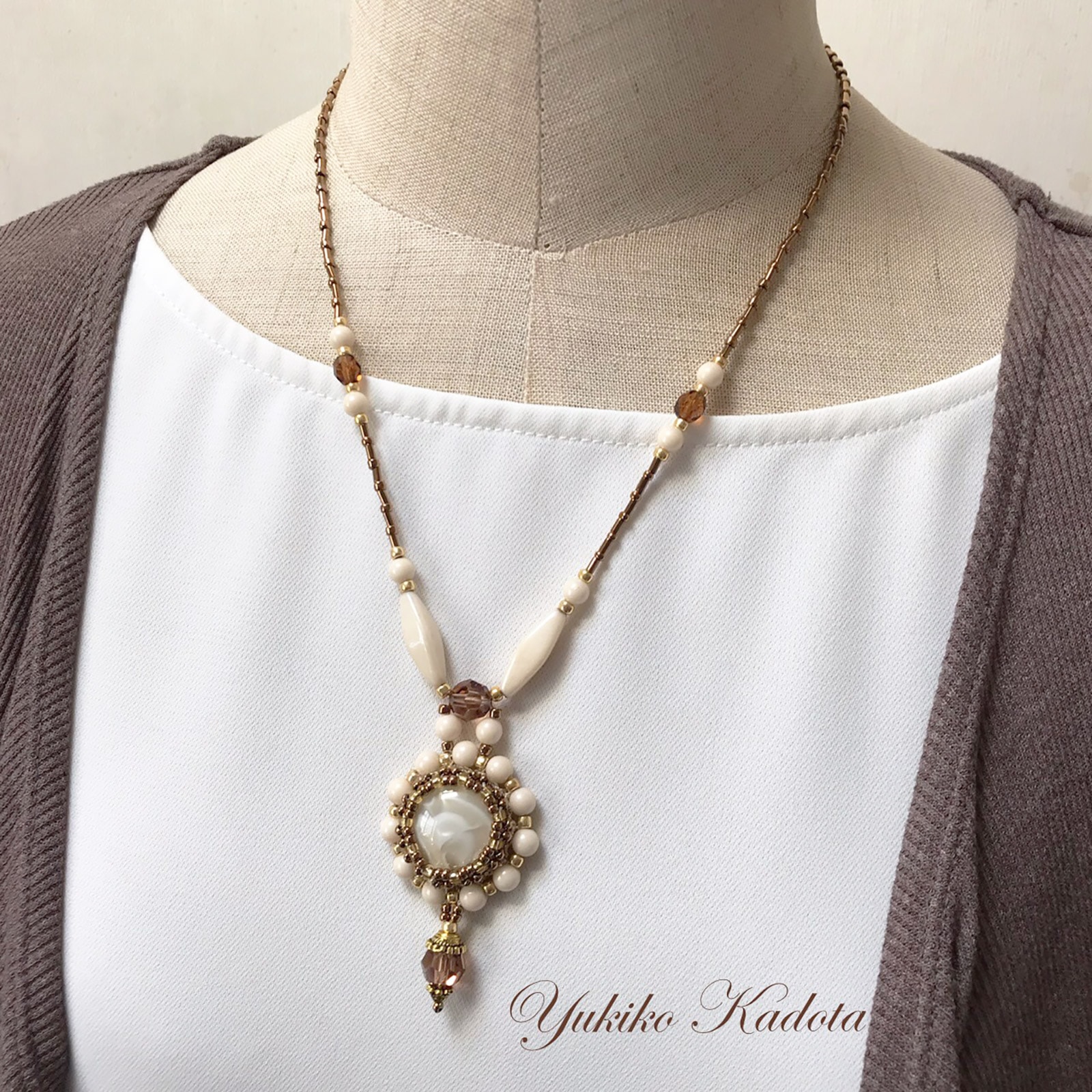 ルトゥールクロッシェのフレーミングアイボリームーン