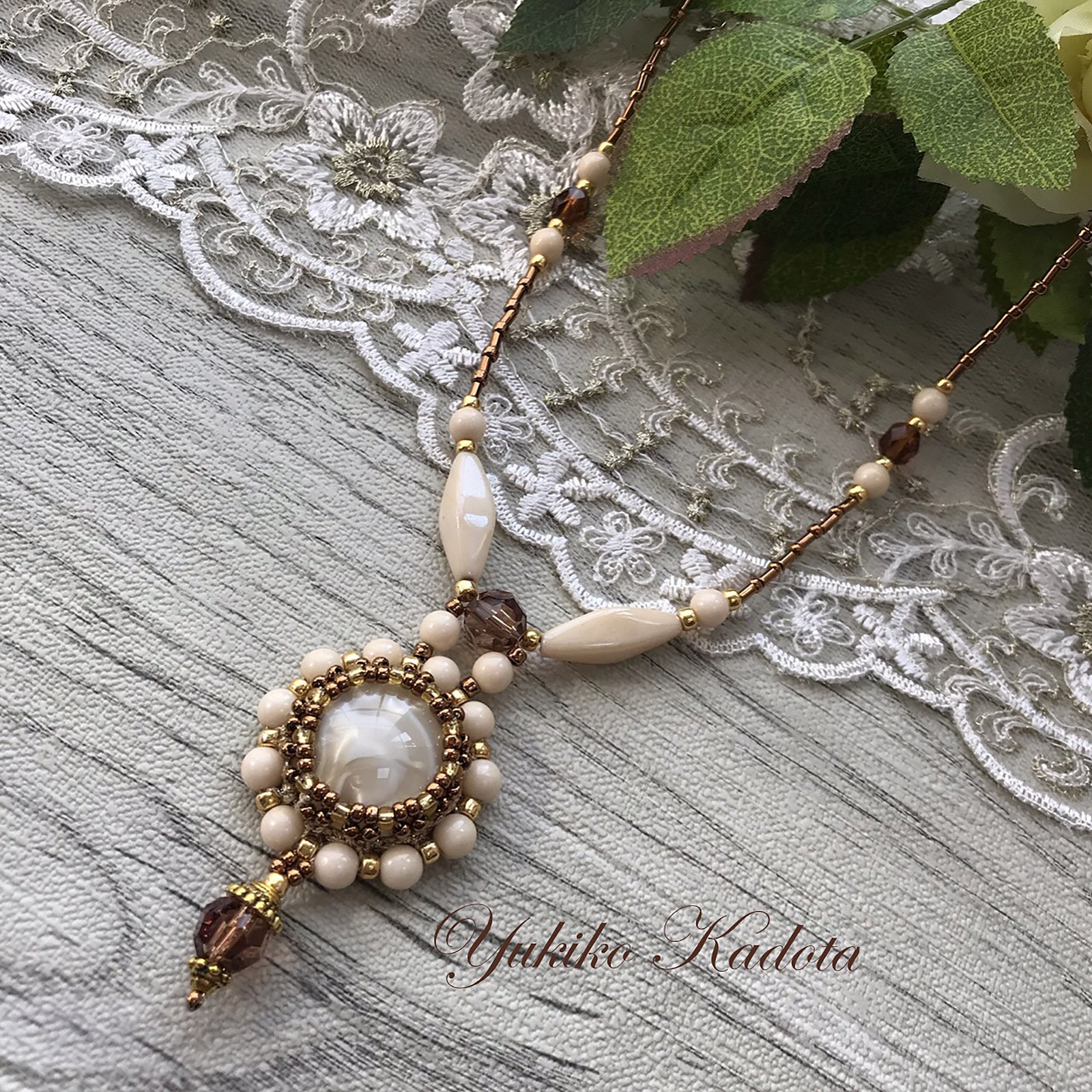 ルトゥールクロッシェのフレーミングアイボリームーン