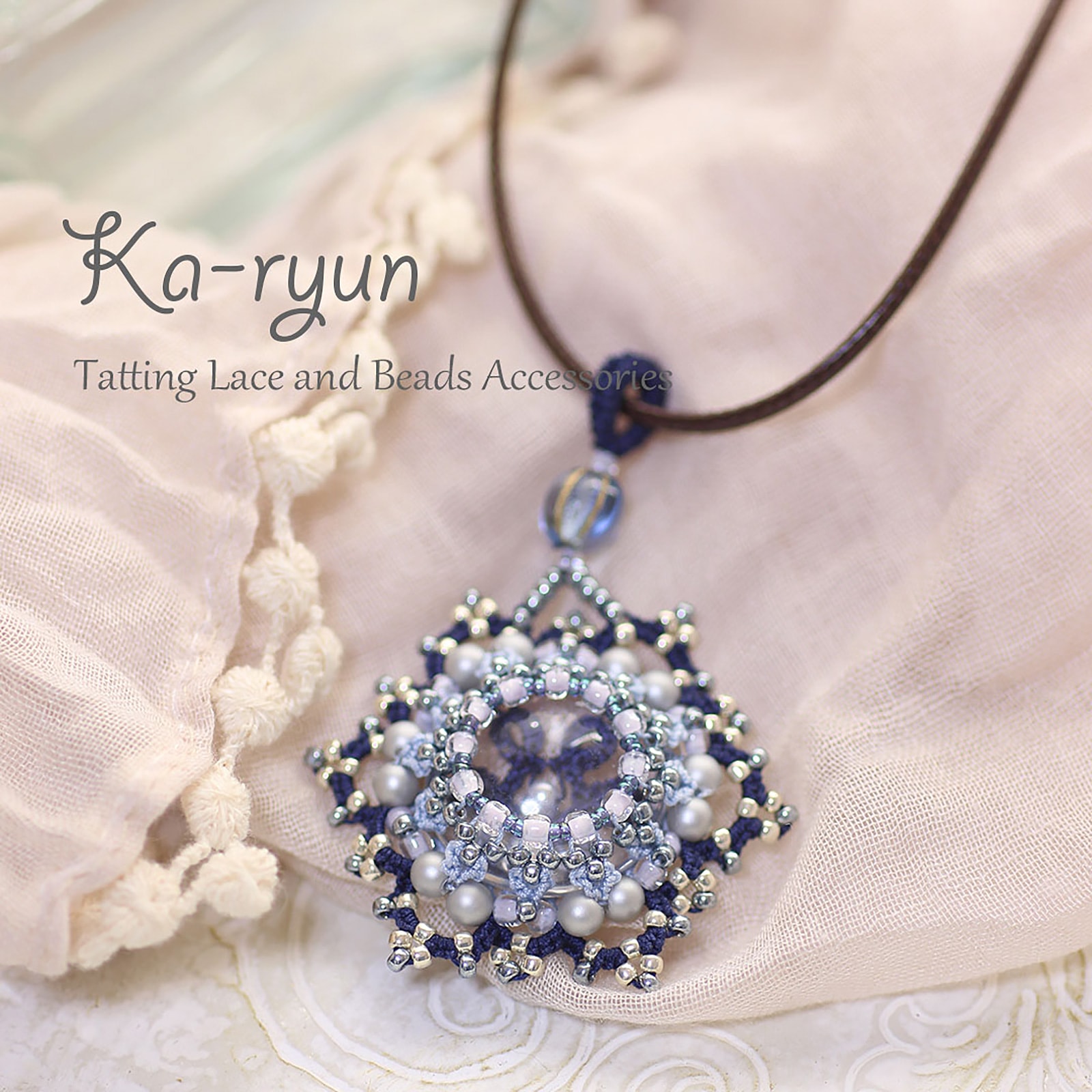 Framed cabochon pendant フレームされたカボションのペンダント ブラウン