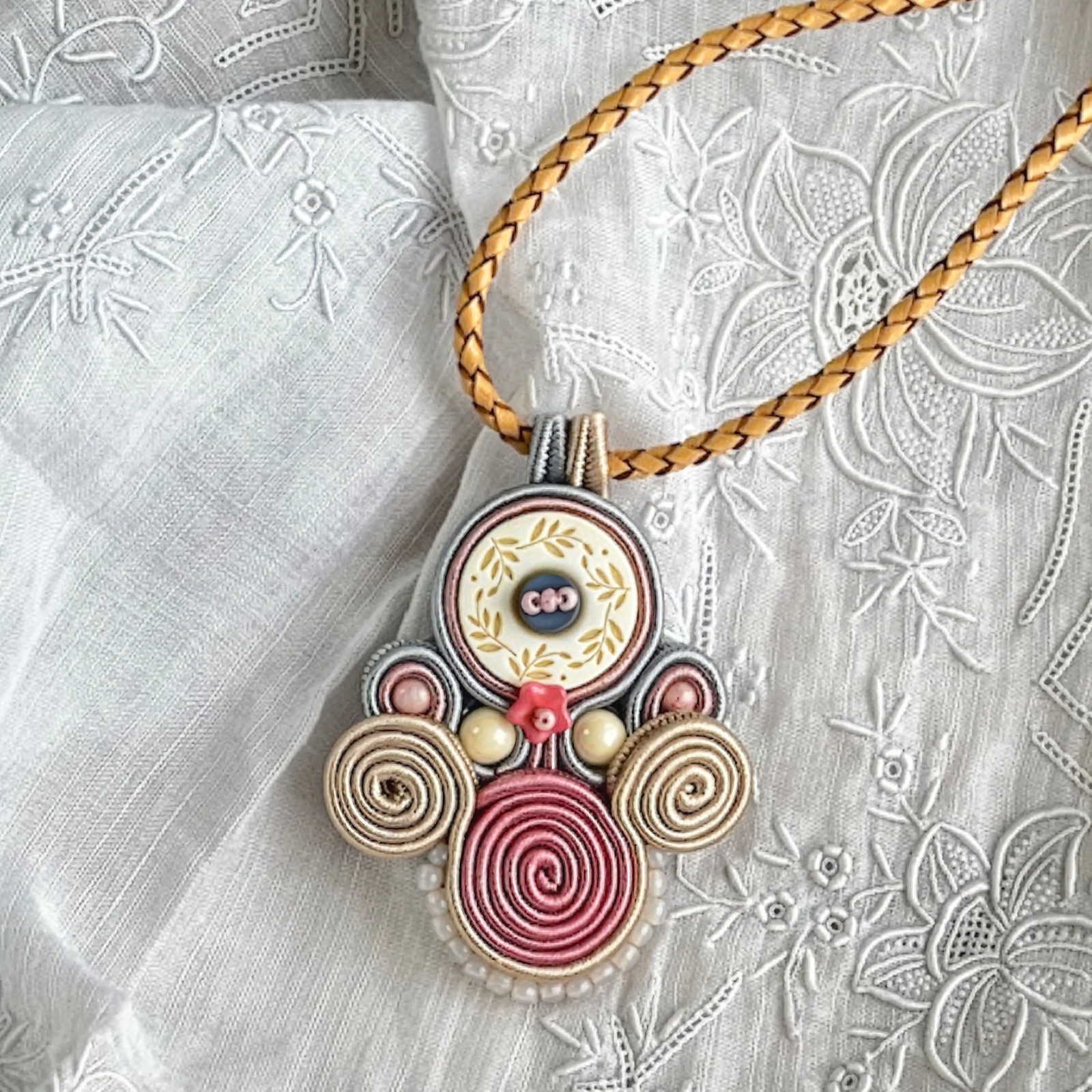 ラウンドシェイプとスパイラルシェイプで作る花凛(かりん)/緑