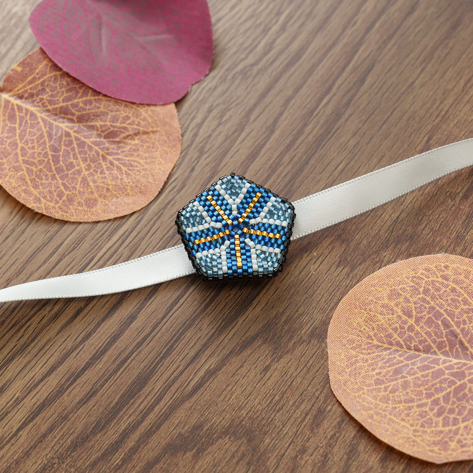 和柄五角形の帯留め/ブローチ 青