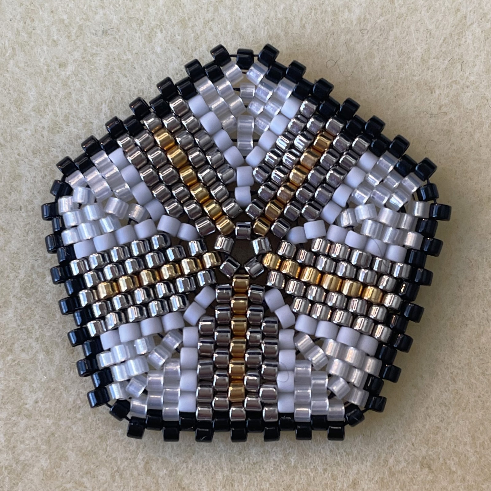 和柄五角形の帯留め/ブローチ 青