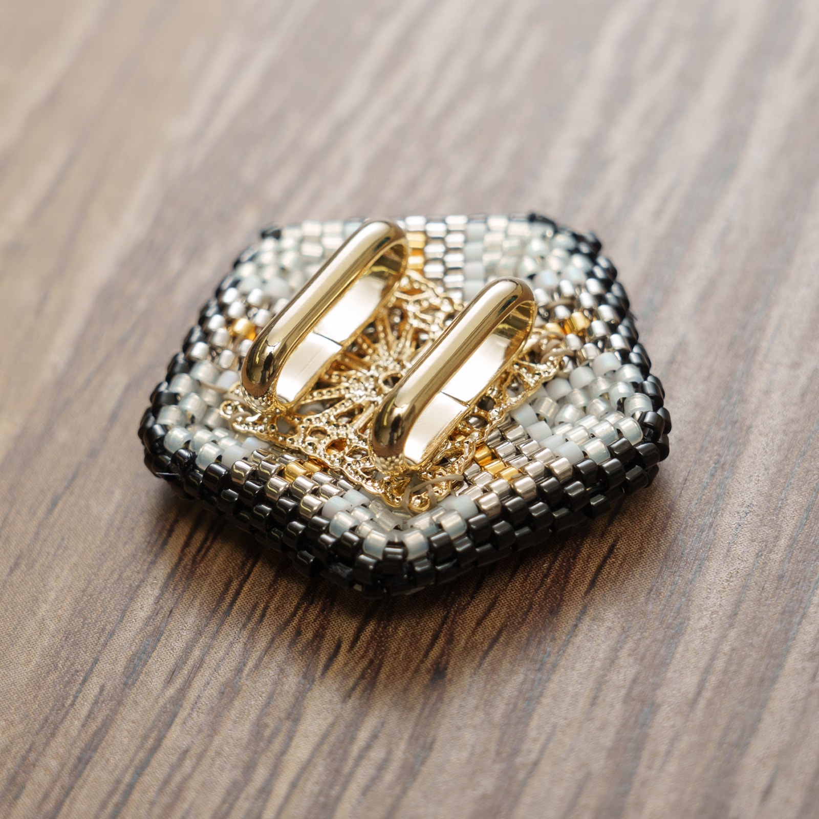 和柄五角形の帯留め/ブローチ 青