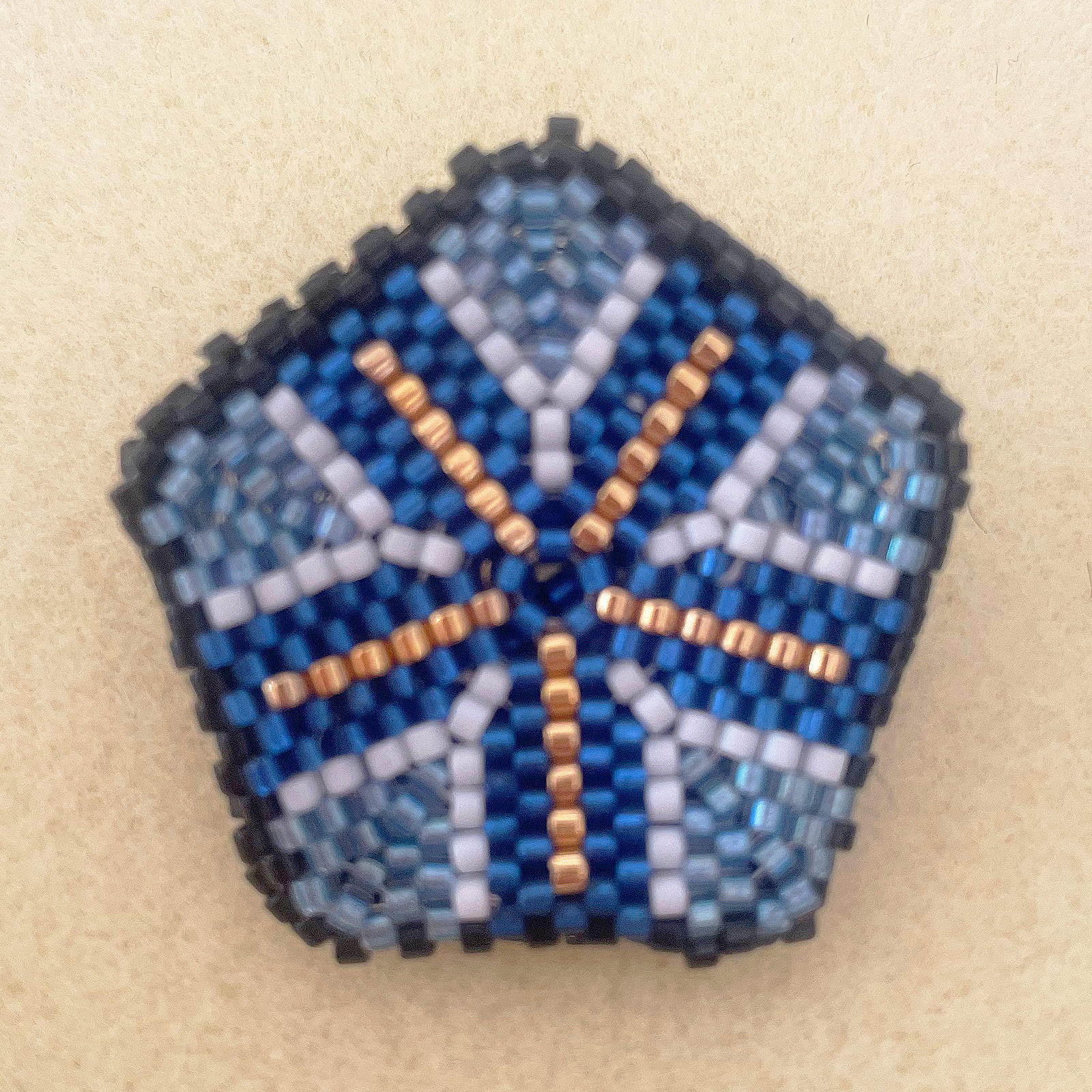 和柄五角形の帯留め/ブローチ 青