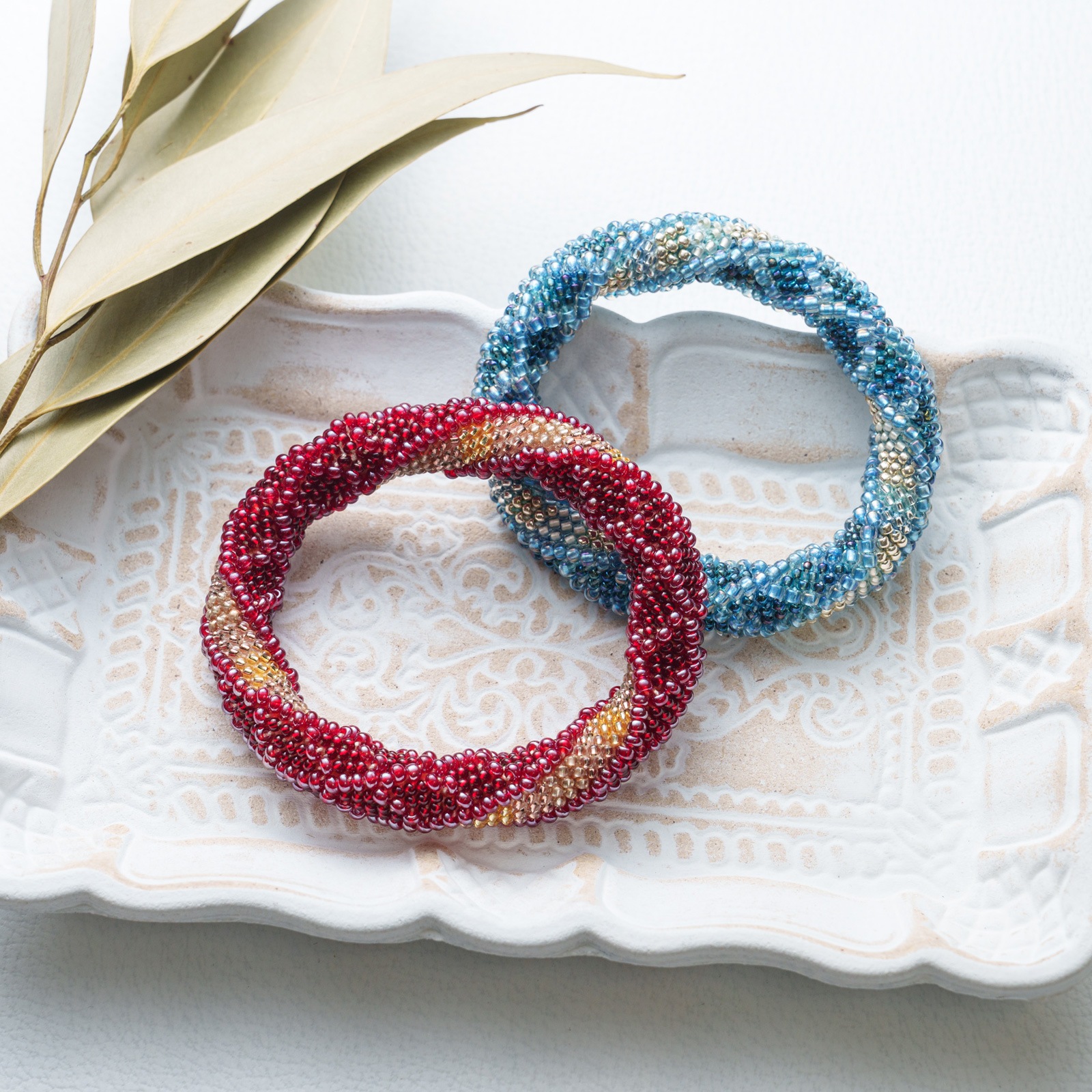 細編みでバングルを編む感謝の空に 青空ver.