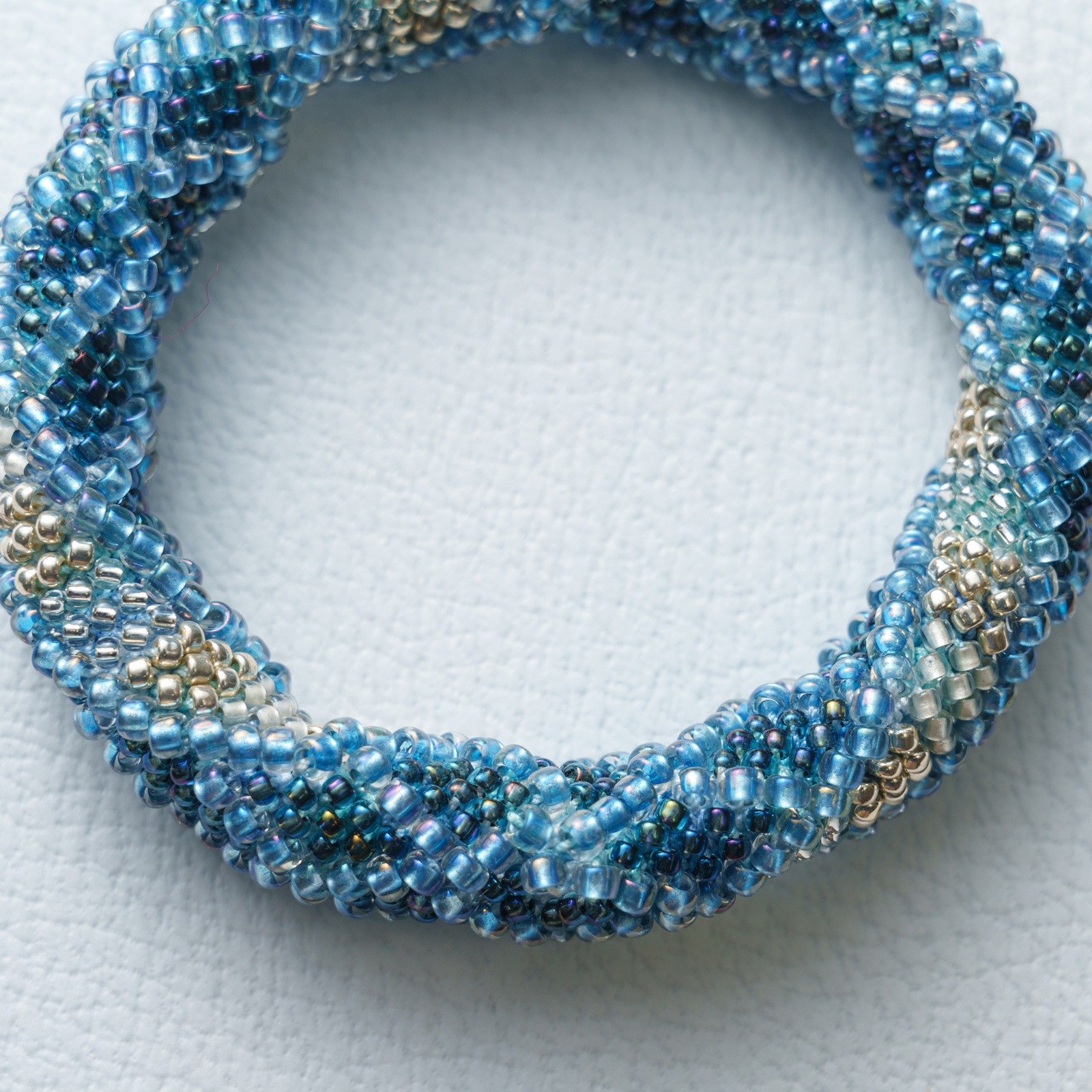 細編みでバングルを編む感謝の空に 青空ver.