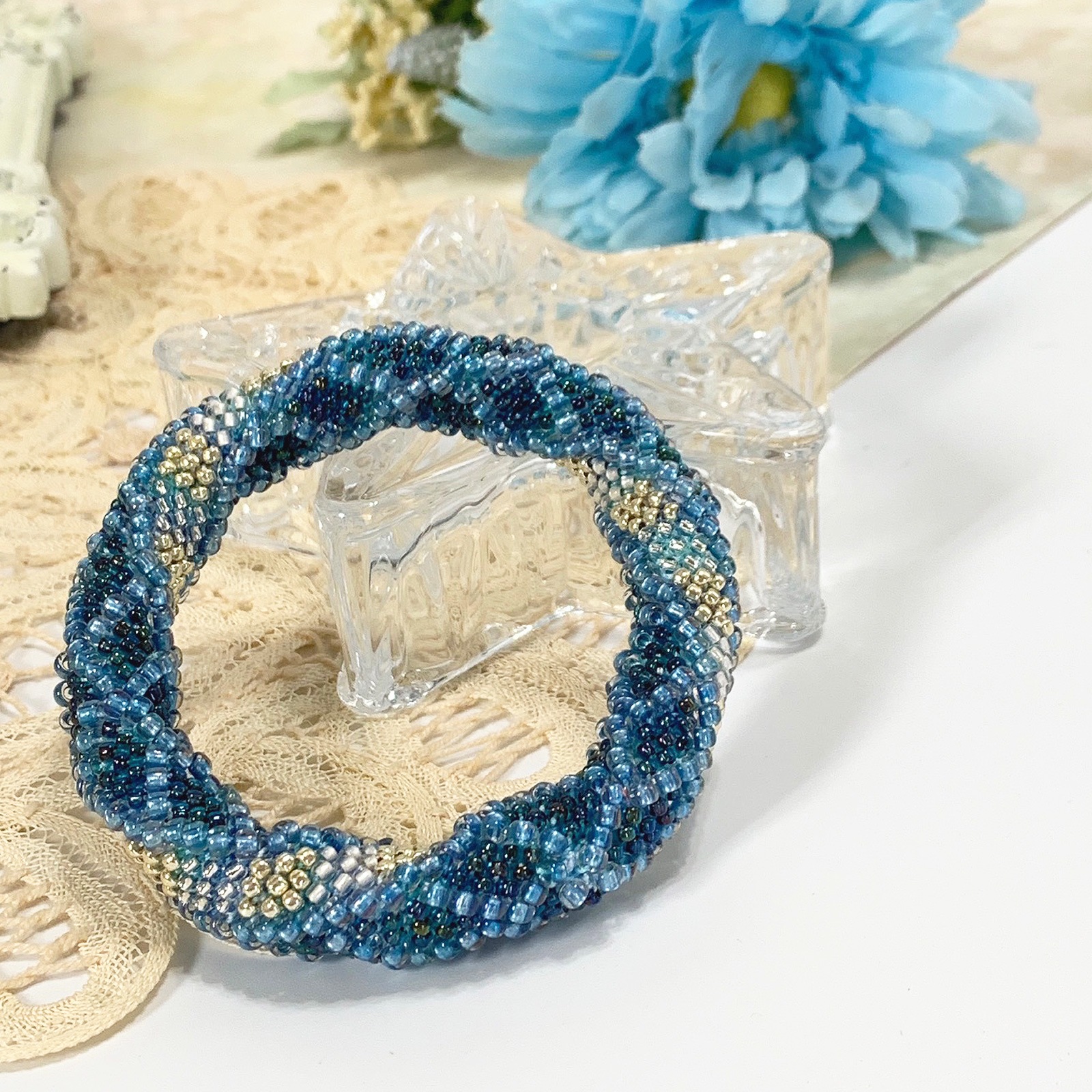 細編みでバングルを編む感謝の空に 青空ver.