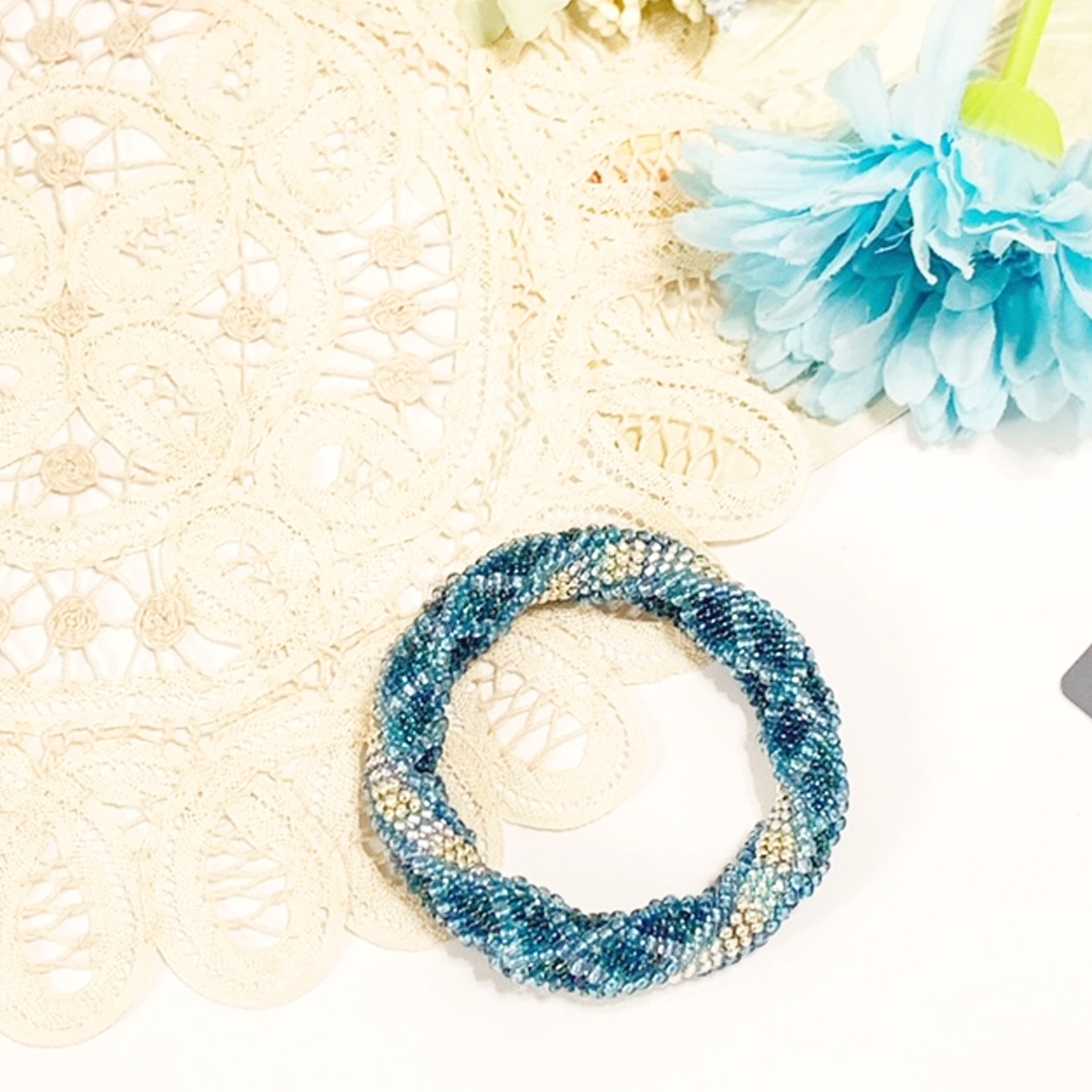 細編みでバングルを編む感謝の空に 青空ver.