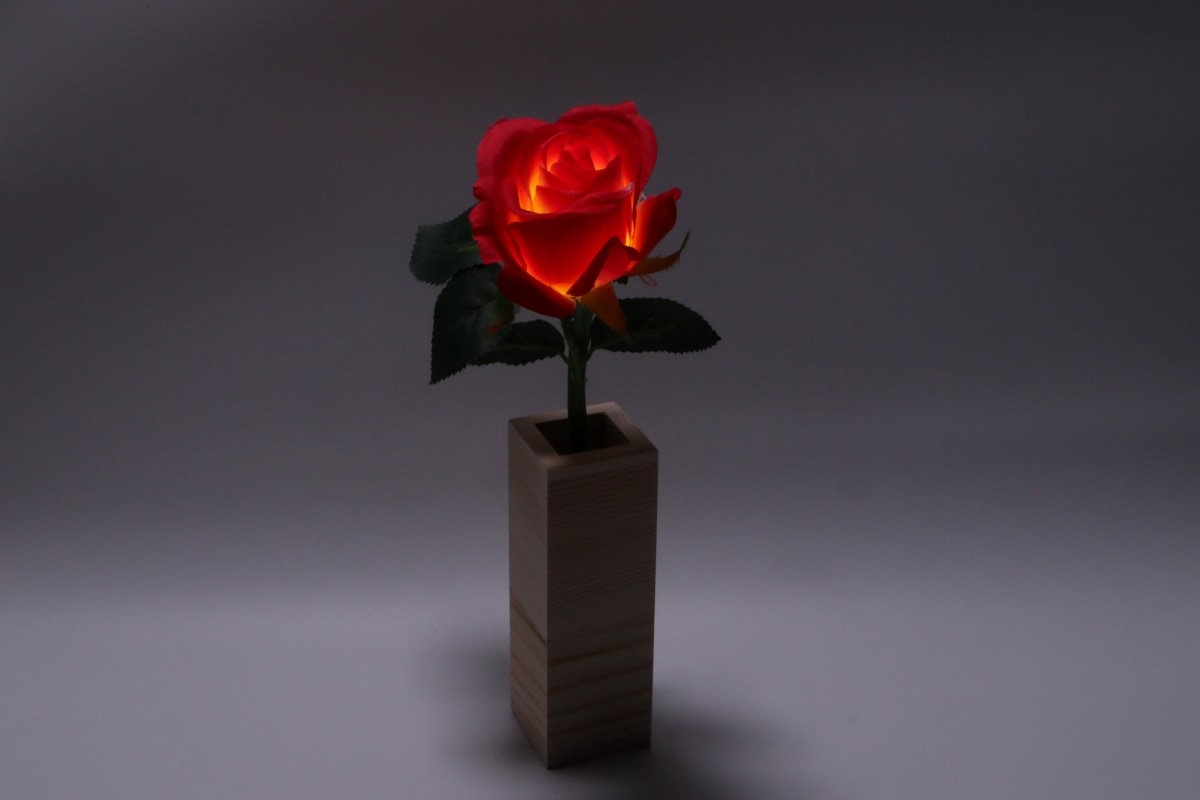 新シングルアレンジメント　バラ（赤）1本セット(花瓶：木製)