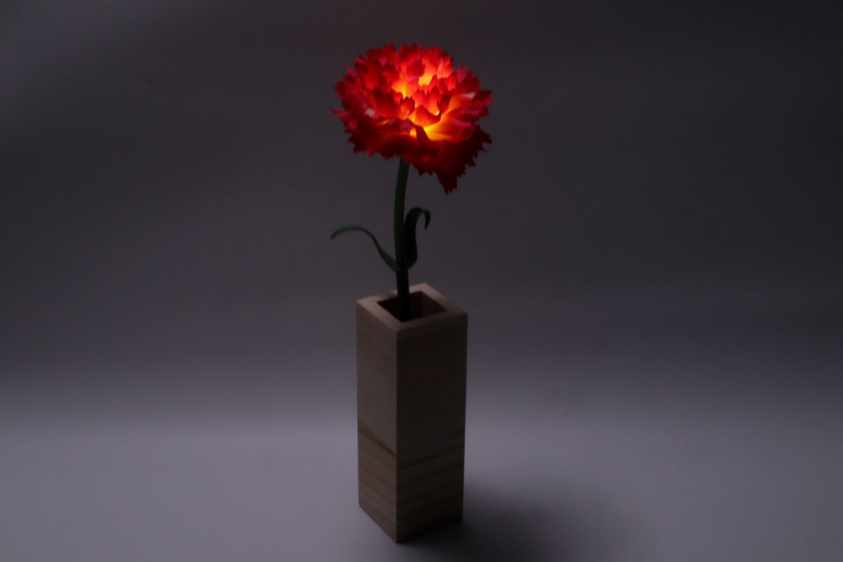 新シングルアレンジメント　カーネーション（赤）1本セット(花瓶：木製)