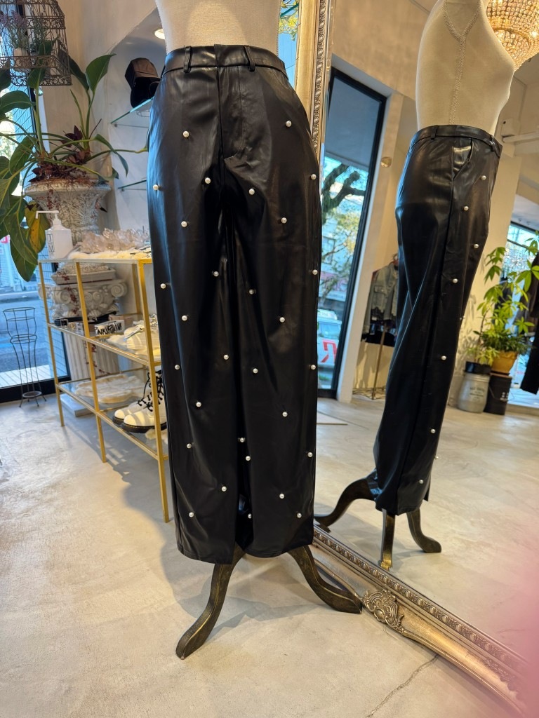 Fakeレザー×Pearlパンツ