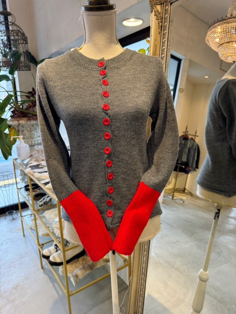 Redボタンカーディガンニット