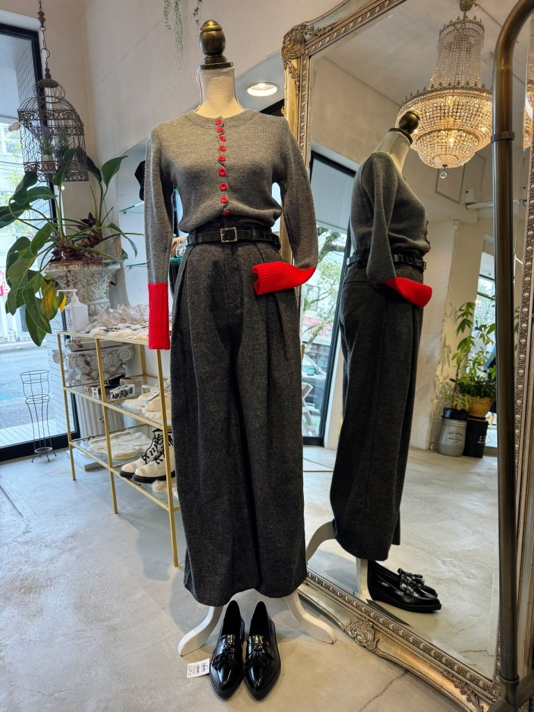 Redボタンカーディガンニット