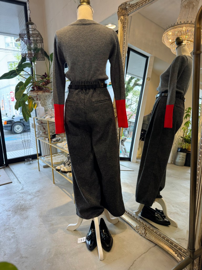 Redボタンカーディガンニット