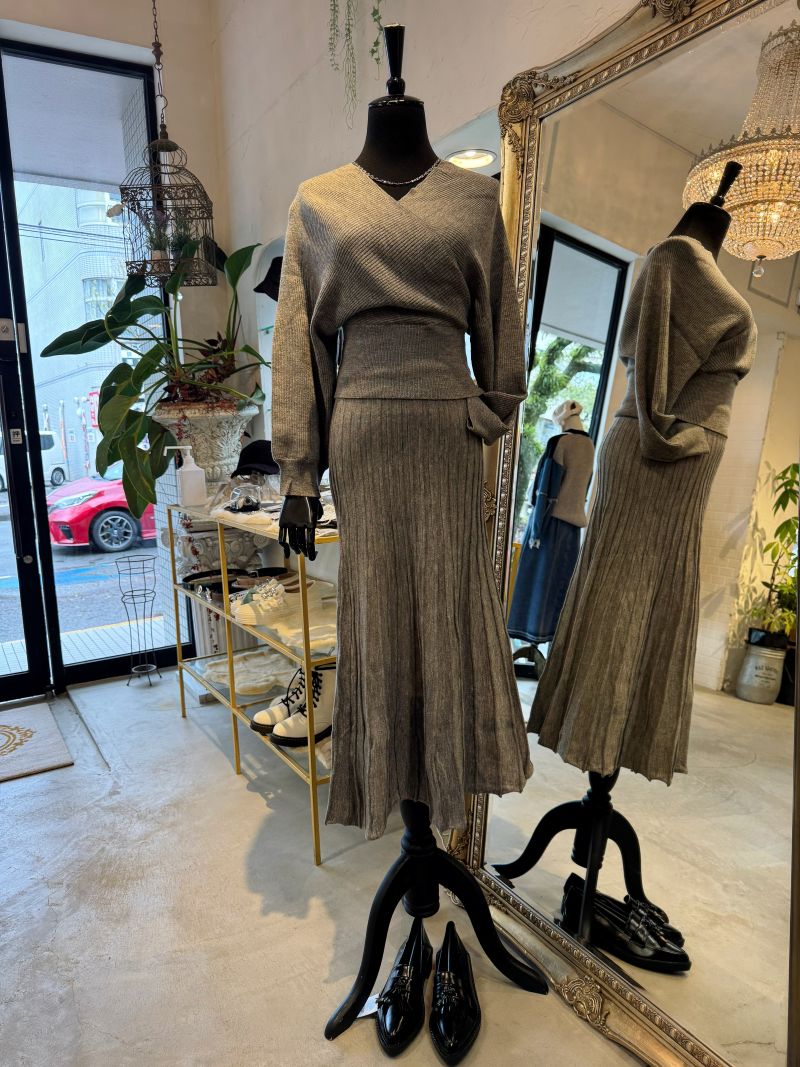 CrossVラインニット+ニットプリーツスカート2点Set