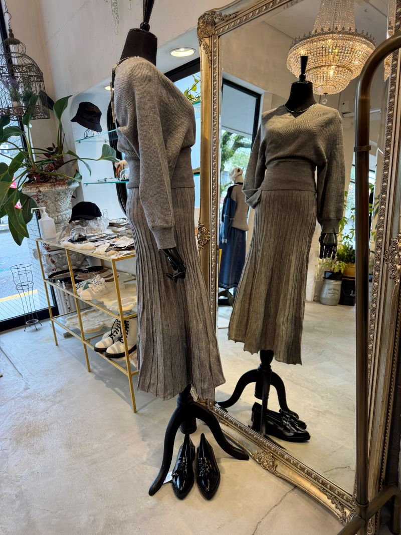 CrossVラインニット+ニットプリーツスカート2点Set