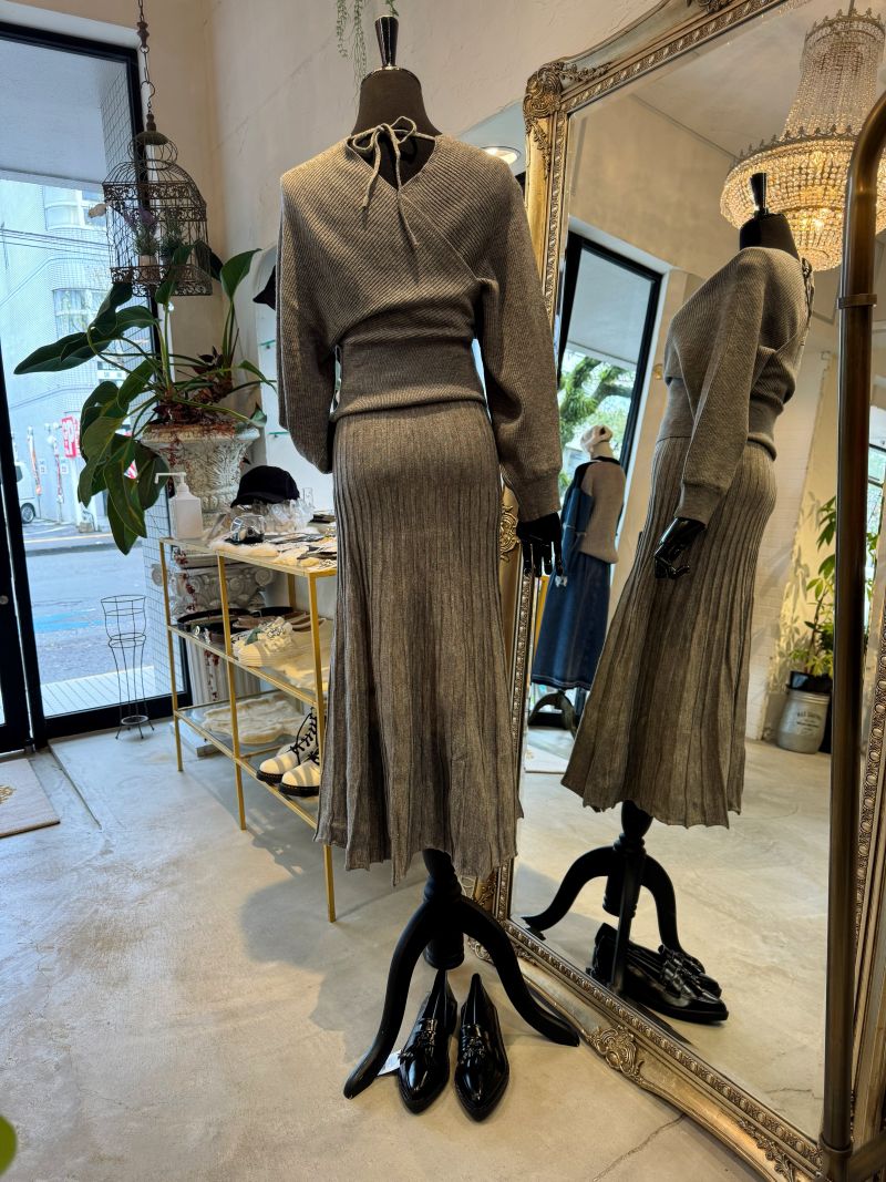 CrossVラインニット+ニットプリーツスカート2点Set