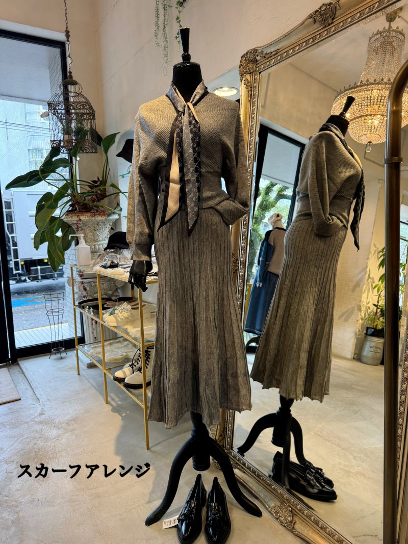 CrossVラインニット+ニットプリーツスカート2点Set