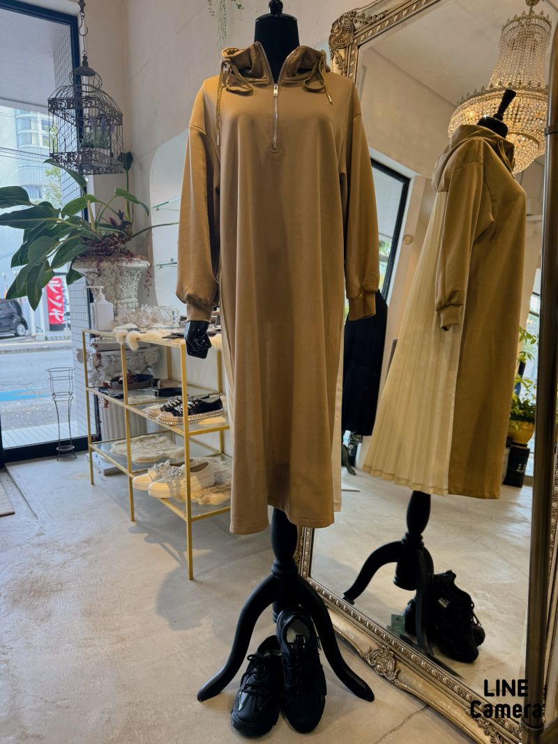 Backプリーツフードスウェットワンピース