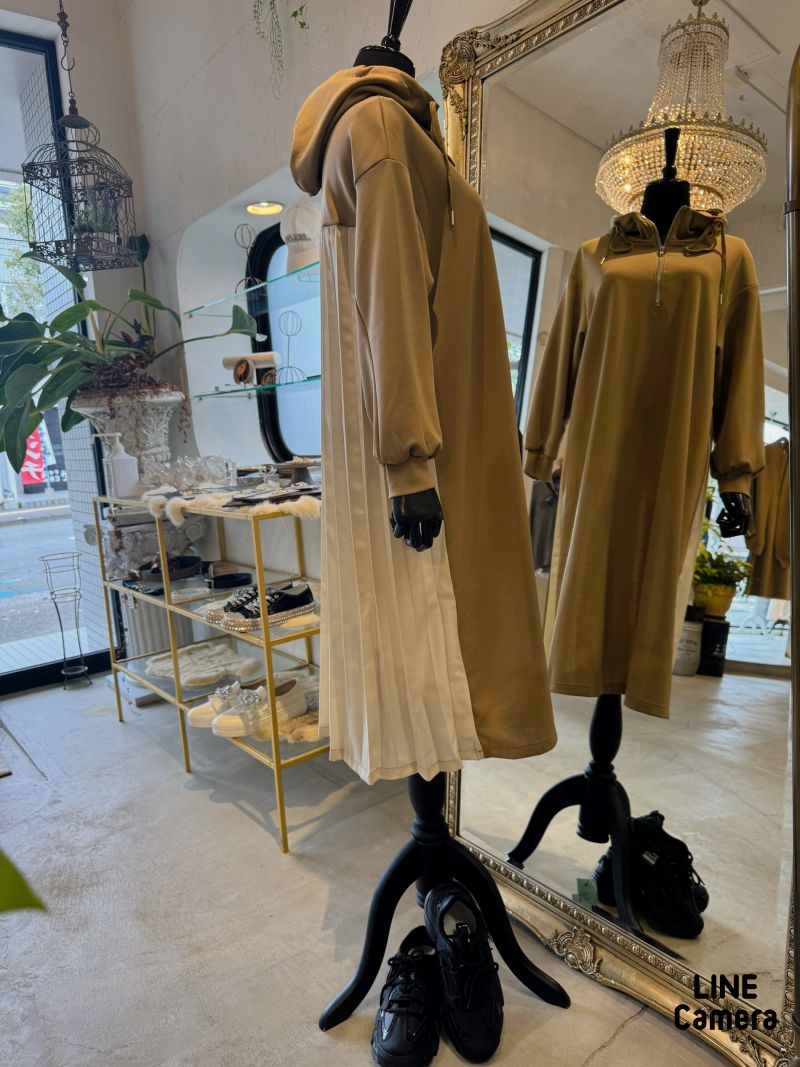 Backプリーツフードスウェットワンピース