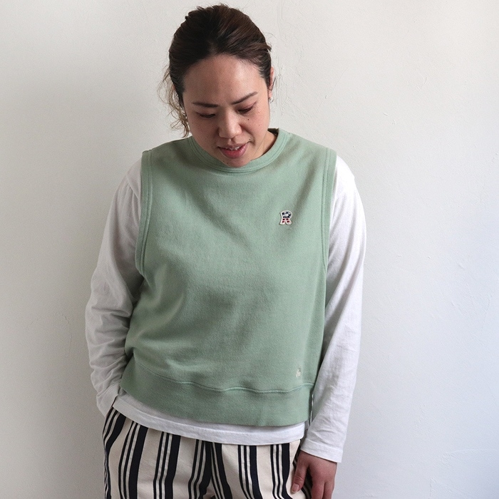 [Last One SALE] Rワッペン 裏毛 クルーネック ベスト|トップス|Asrabbit