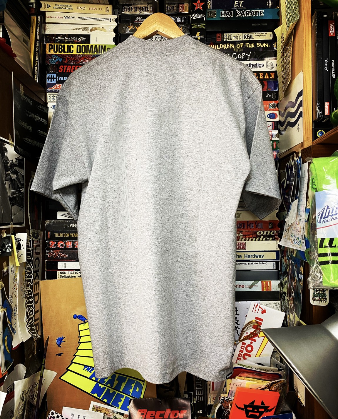 BROCHURE BOOK LOGO TEE