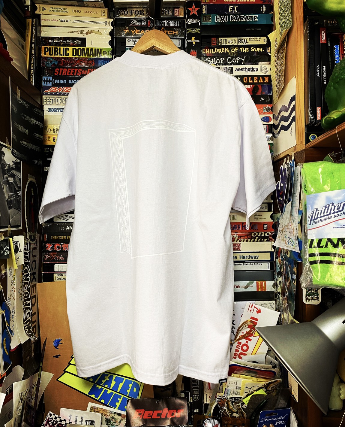 BROCHURE BOOK LOGO TEE