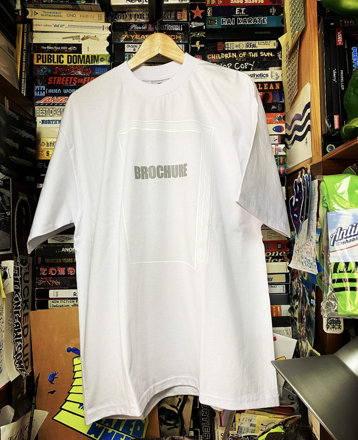 BROCHURE BOOK LOGO TEE