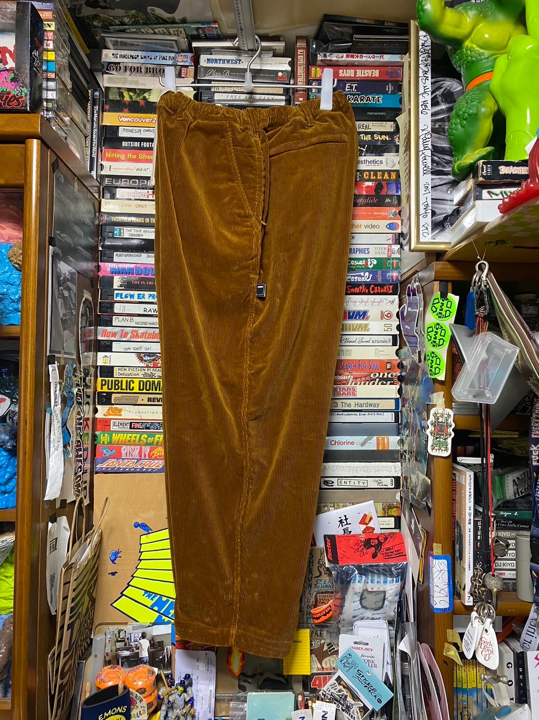 brochure CORD EASY PANTS