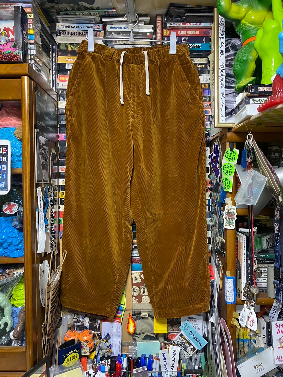 brochure CORD EASY PANTS