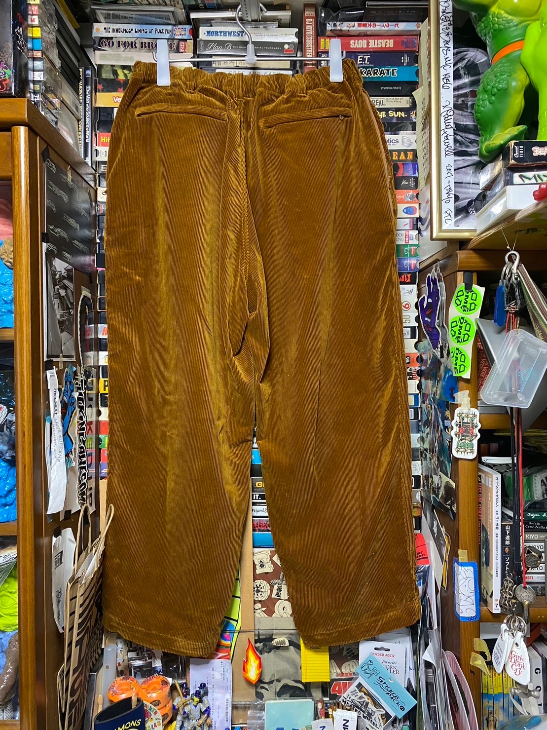 brochure CORD EASY PANTS