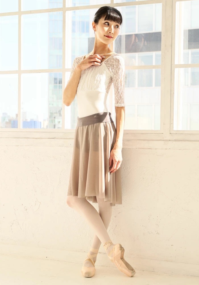 DD　ボディへのフィット感が気持ちいい！チュールレース・5分袖ギャザーレオトップ