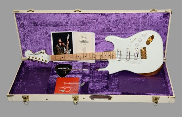 ☆限定ホワイトハードケース、直筆サイン入認定書付！Fender Limited