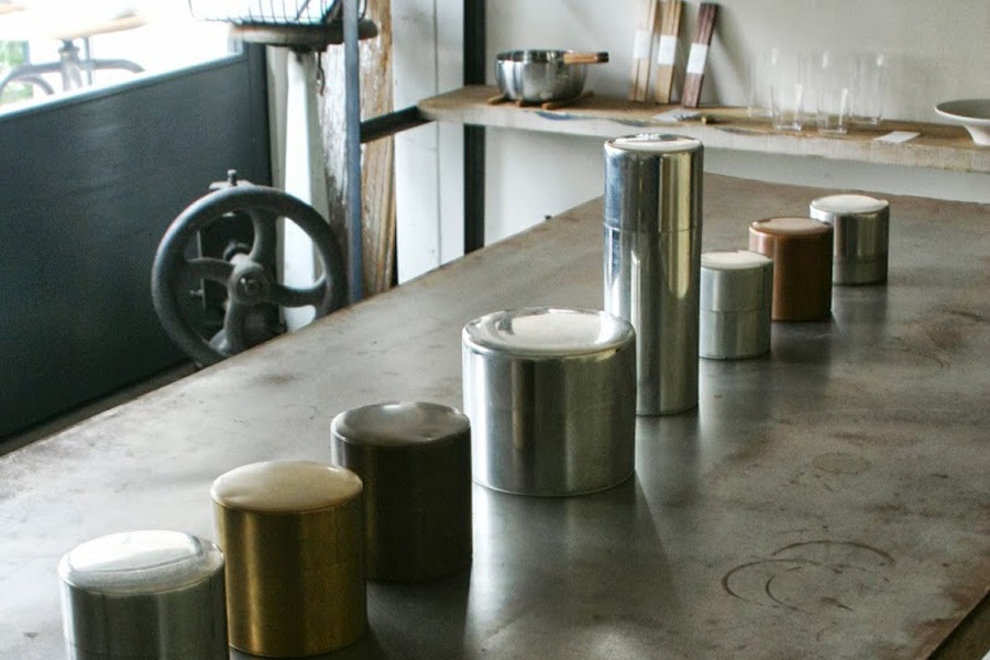 Syuro シュロ ブリキ製 茶缶 小物入れ 丸缶ssサイズ 北欧インテリア雑貨と家具の通販サイト Chloros クロロス