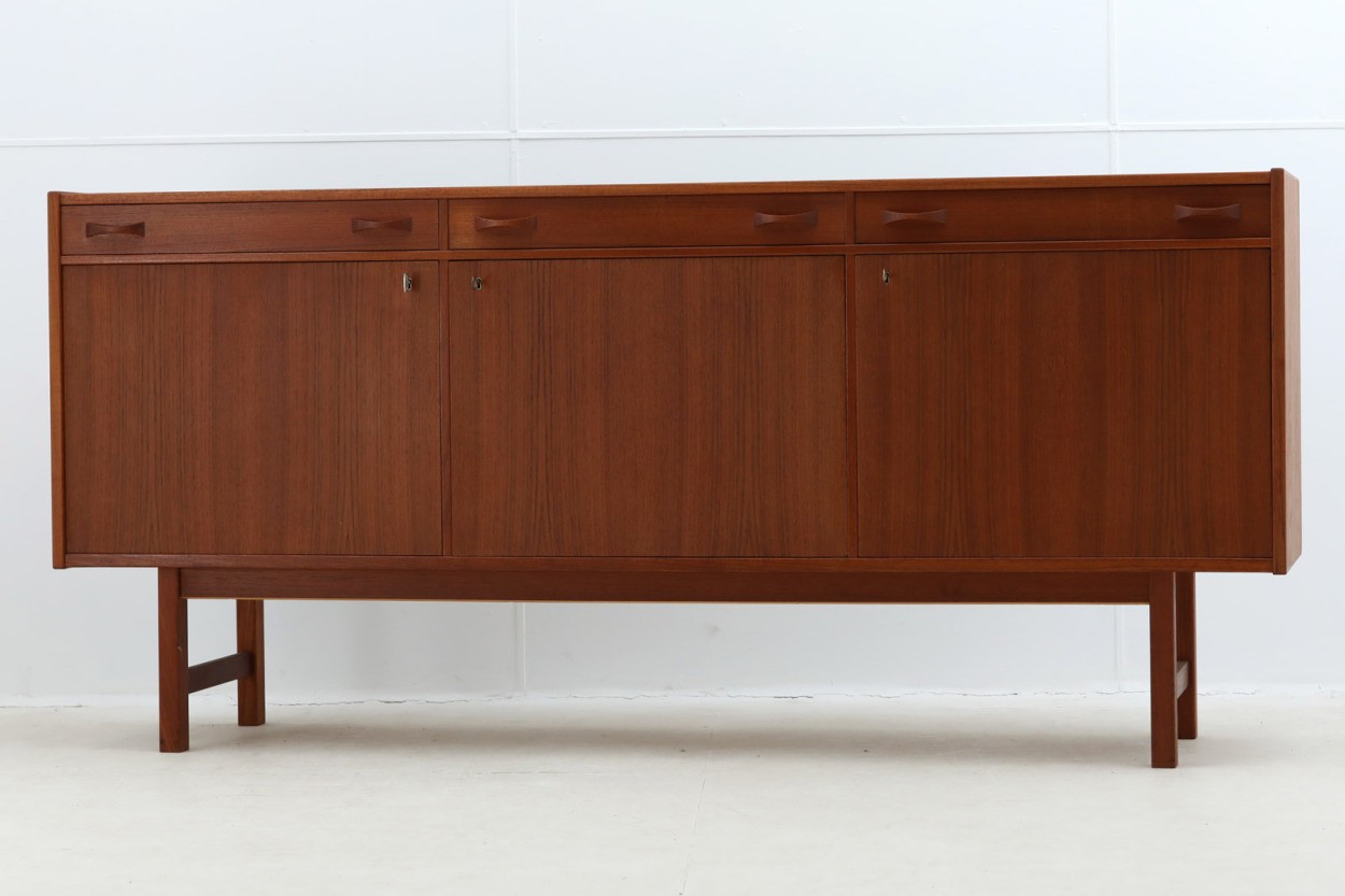 スウェーデン製 おしゃれなキッチンキャビネット サイドボード 北欧家具ビンテージ Dk9077 北欧インテリア雑貨と家具の通販サイト Chloros クロロス