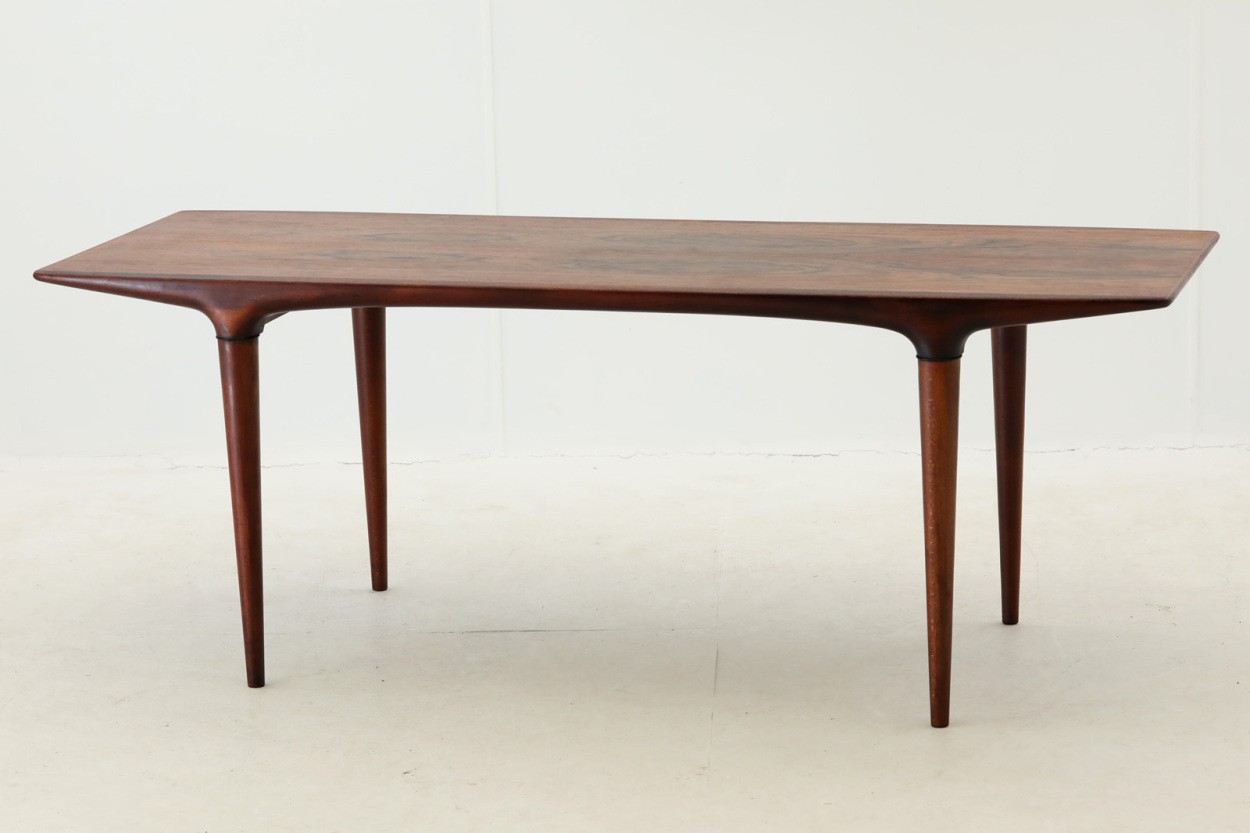 Illums Bolighus(イルムス・ボリフス) ローズウッド材 センターテーブル 幅130cm デンマーク製 北欧ビンテージ家具/DK9502 - 北欧インテリア雑貨と家具の通販サイト | CHLOROS (クロロス) Illums Bolighus(イルムス・ボリフス) ローズウッド材 センターテーブル 幅130cm デンマーク製 北欧ビンテージ家具/DK9502 - 北欧インテリア雑貨と家具の通販サイト | CHLOROS (クロロス)