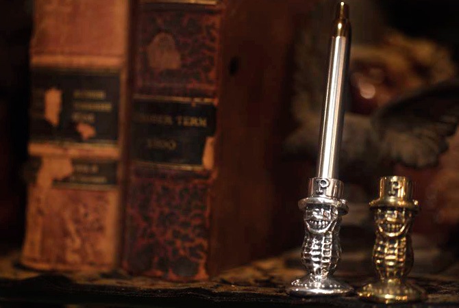 PEANUTS & CO. PEANUTS PENSTAND (SILVER)