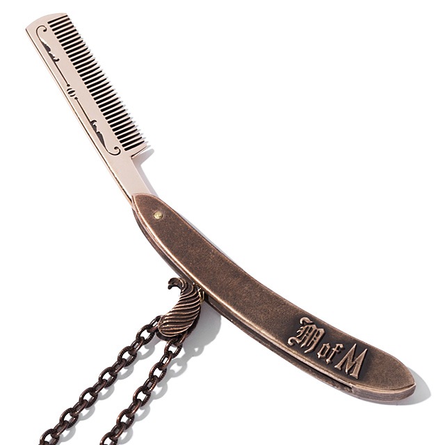 MASTER OF MUSTACHE LB RAZOR CHARM COMB