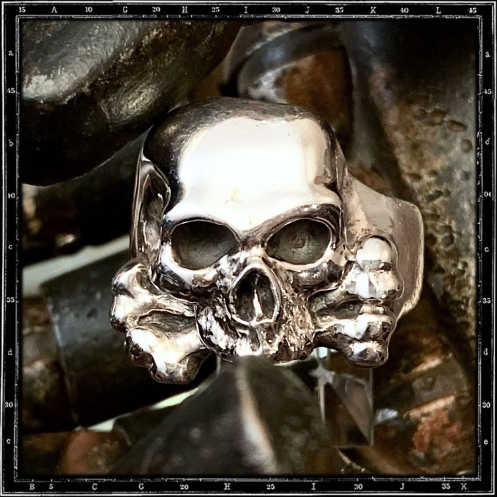 THREE QUARTER SKULL & CROSSBONES RING | クレイジーピッグ公式