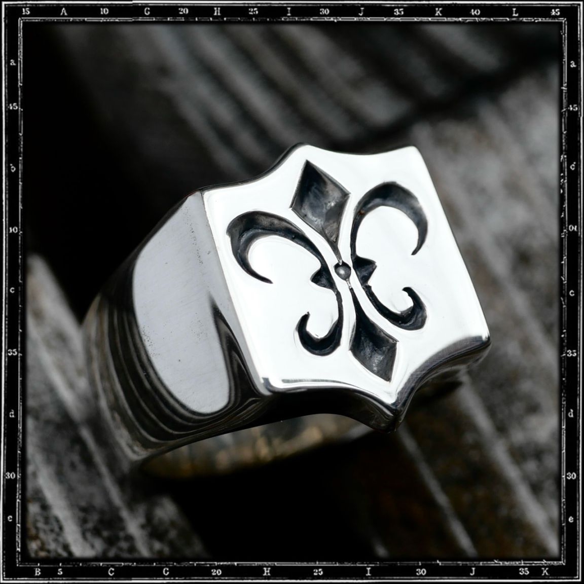 SHIELD FLEUR DE LYS RING