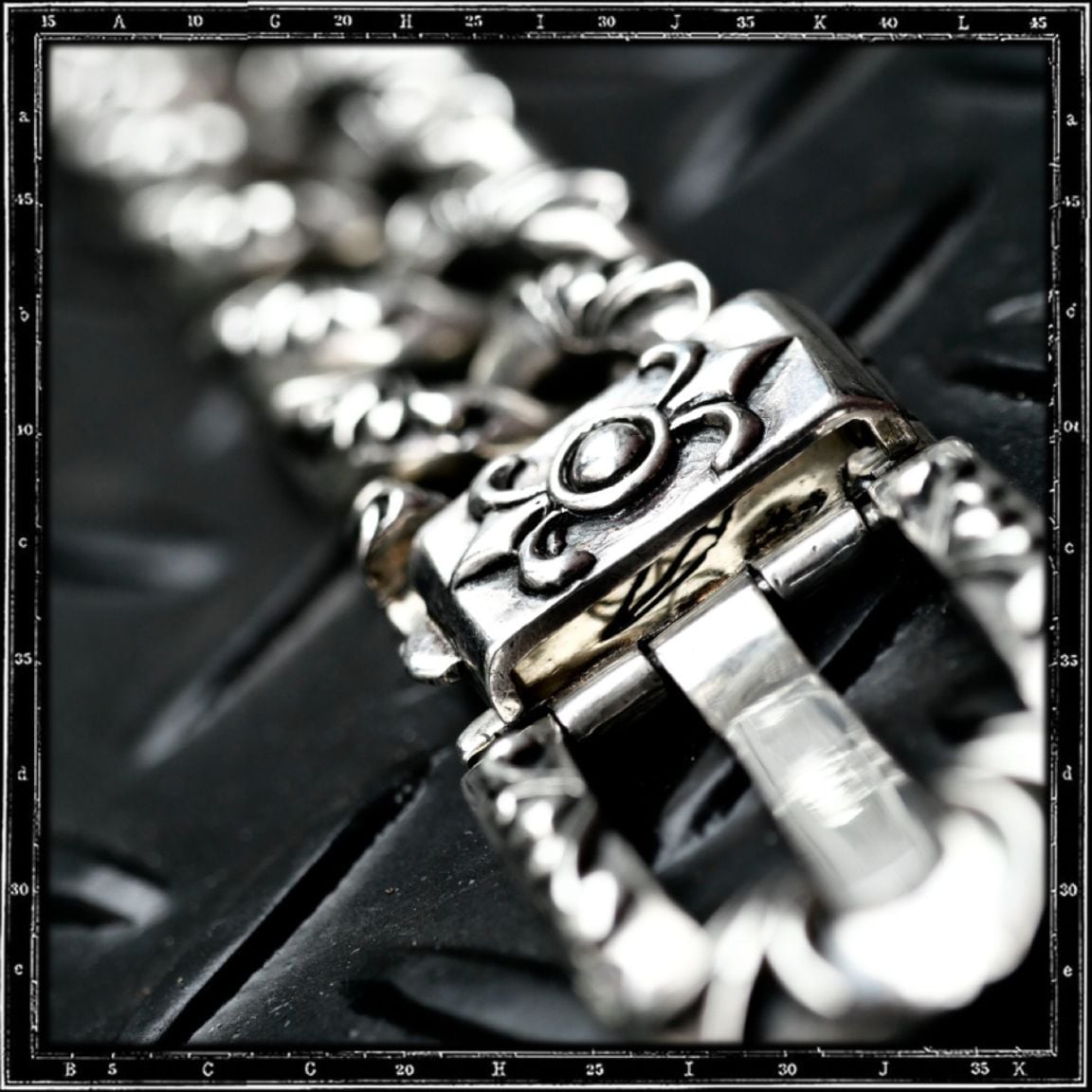 BUCKLE CHAIN BRACELET