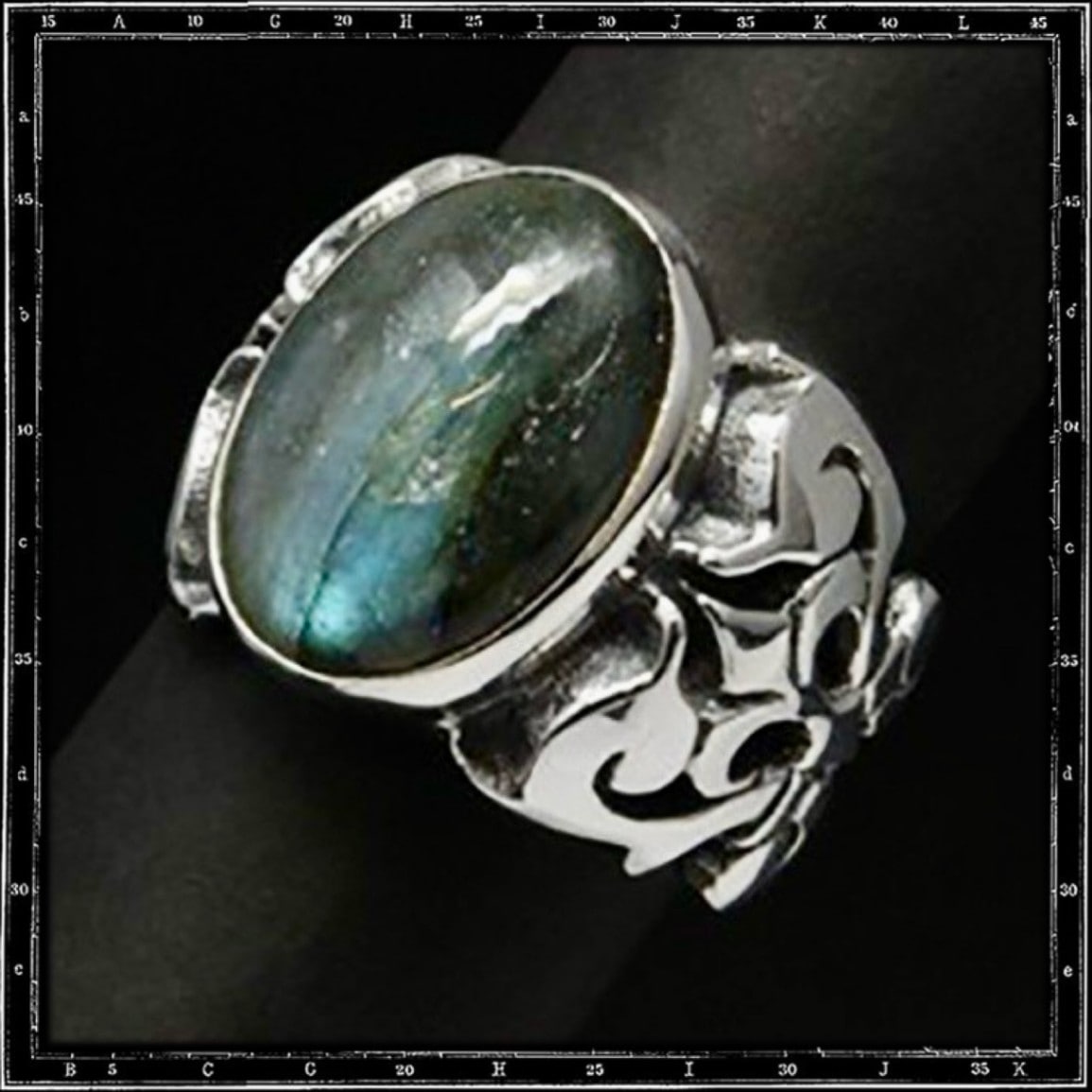 TUDOR THORNS STONE RING (18x13mm)