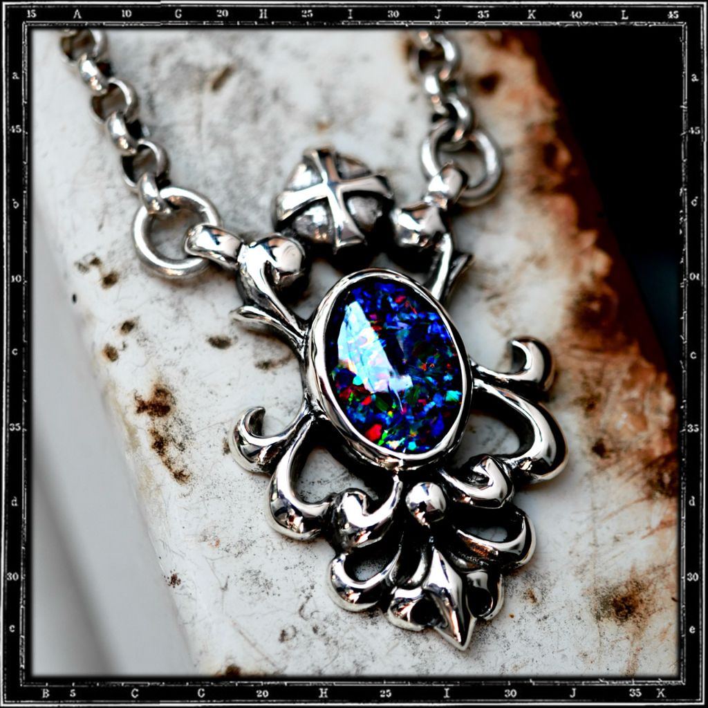 TUDOR STONE PENDANT - LARGE WITH CHAIN