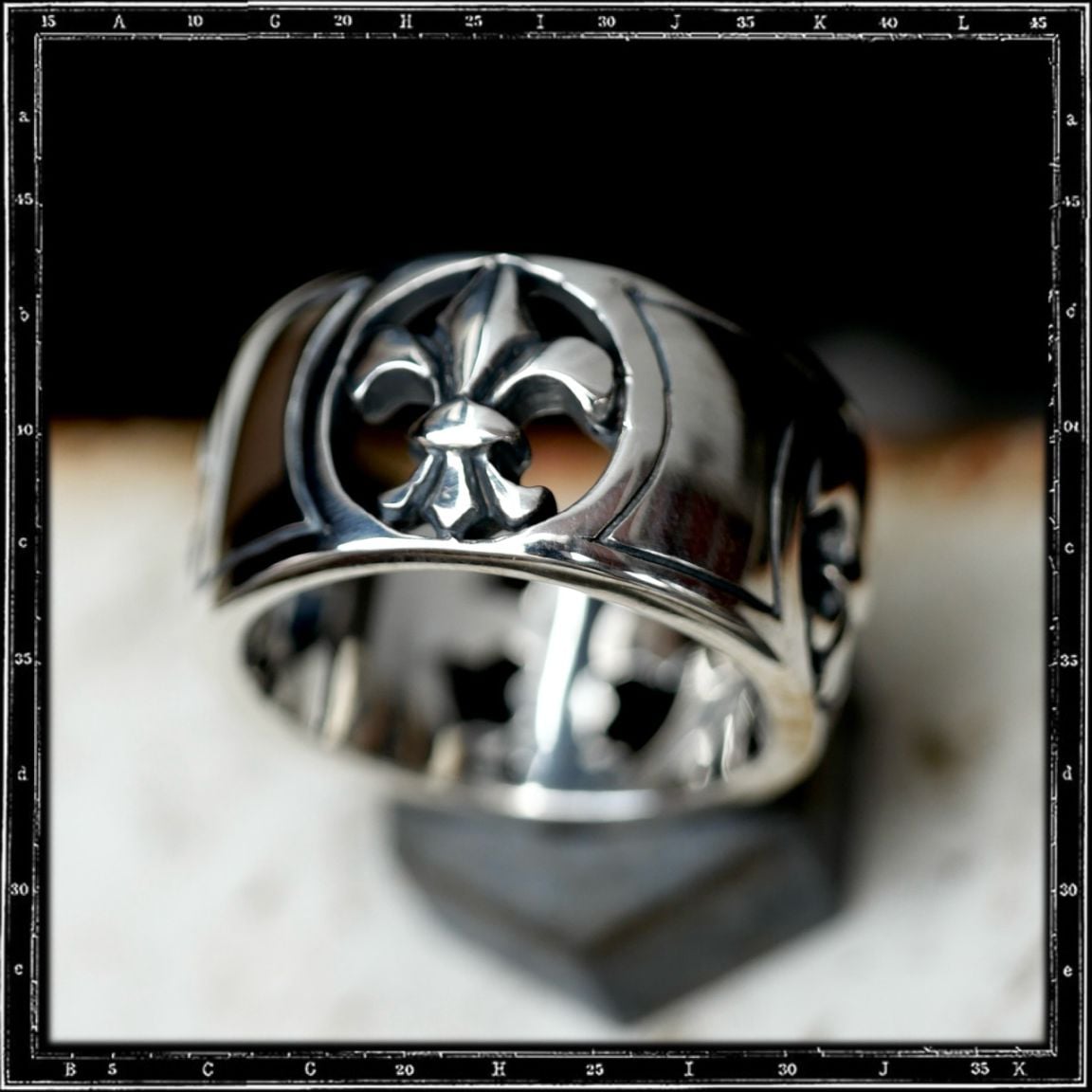 4 FLEUR DE LYS BAND RING / JP19 ONLY