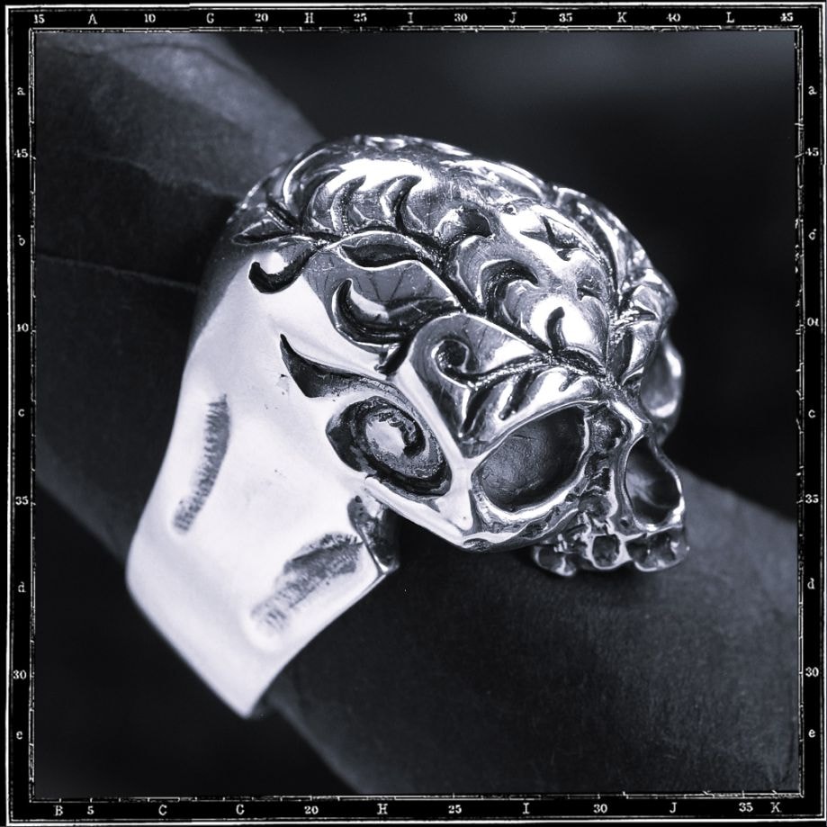 SCROLL SKULL RING