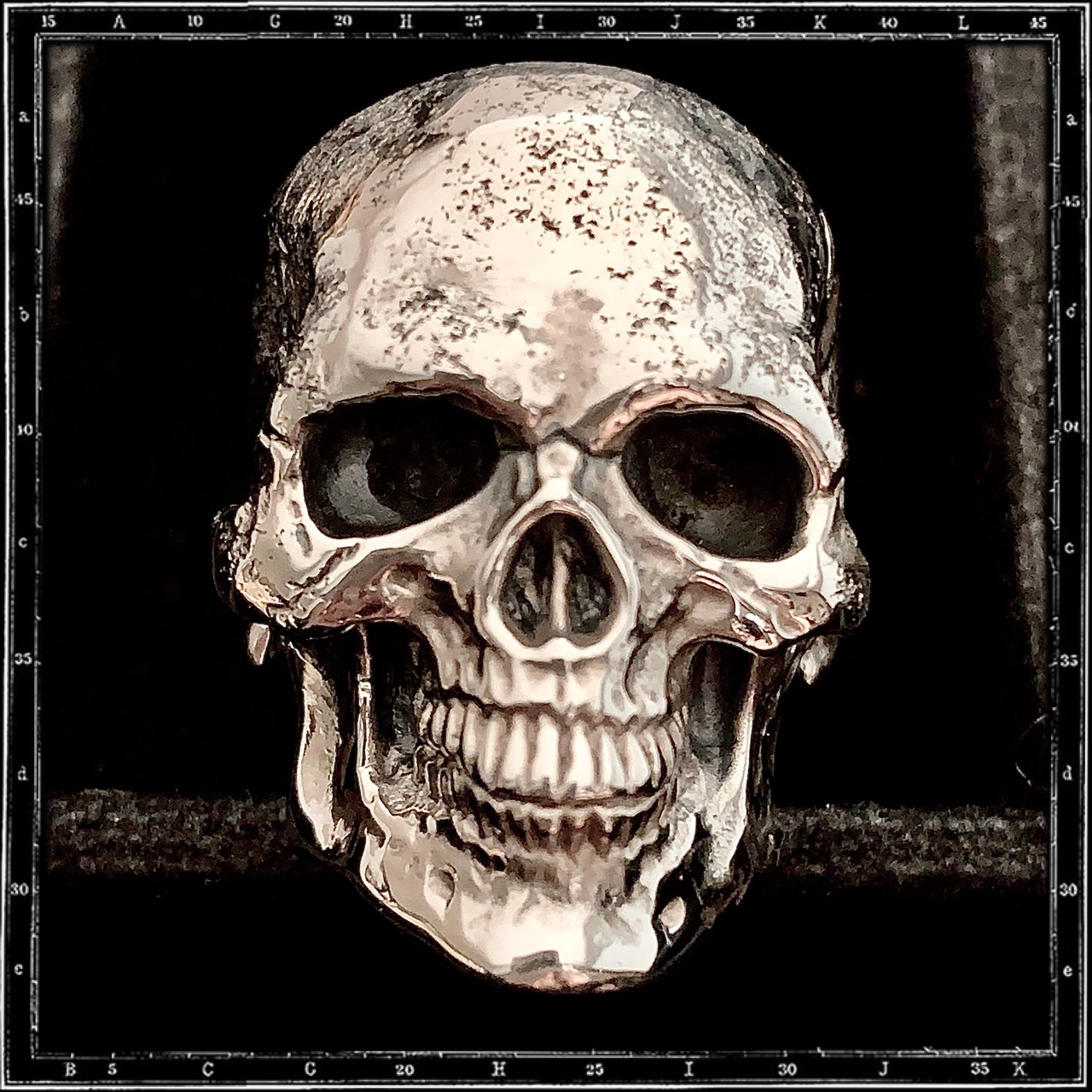 LIVE SKULL RING