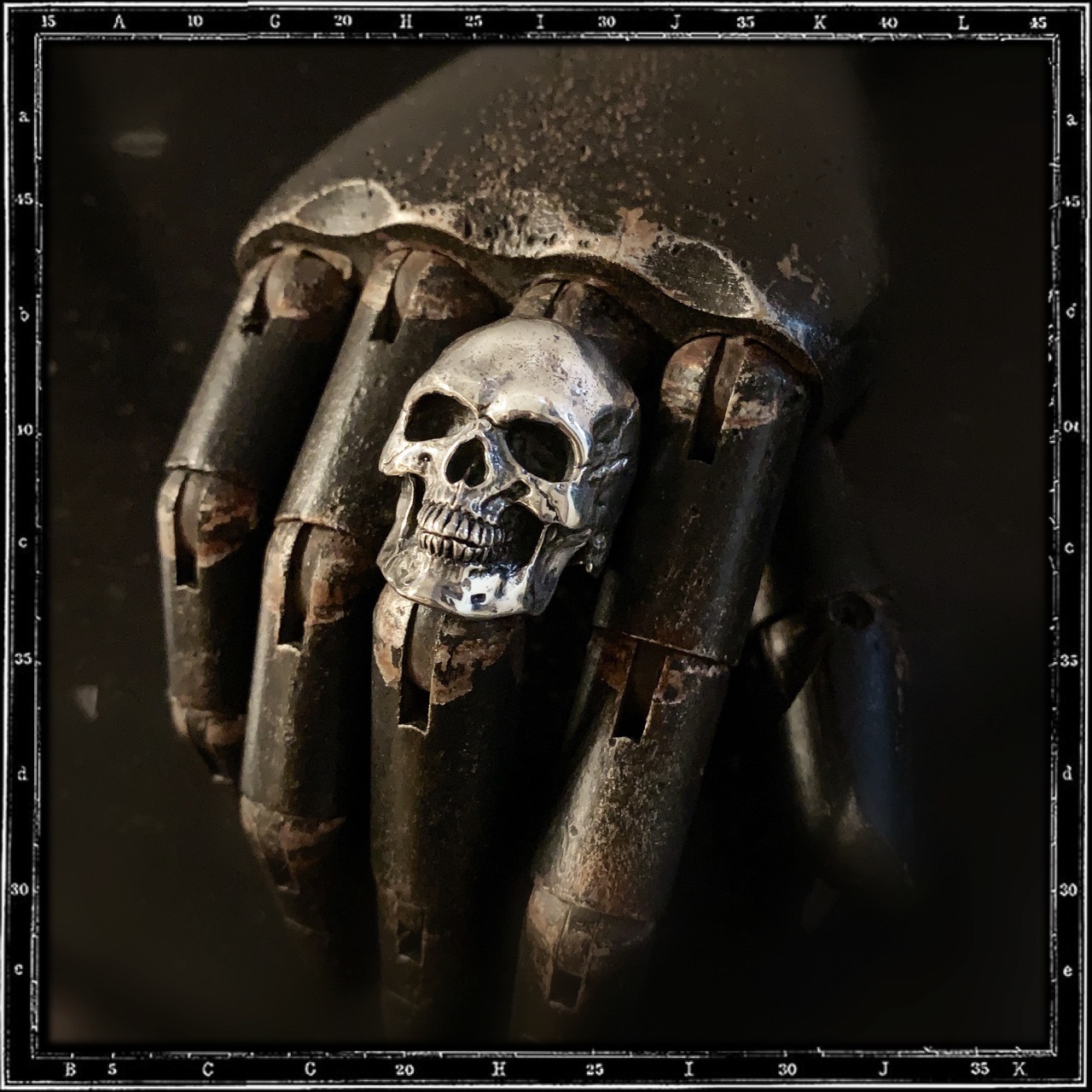 LIVE SKULL RING