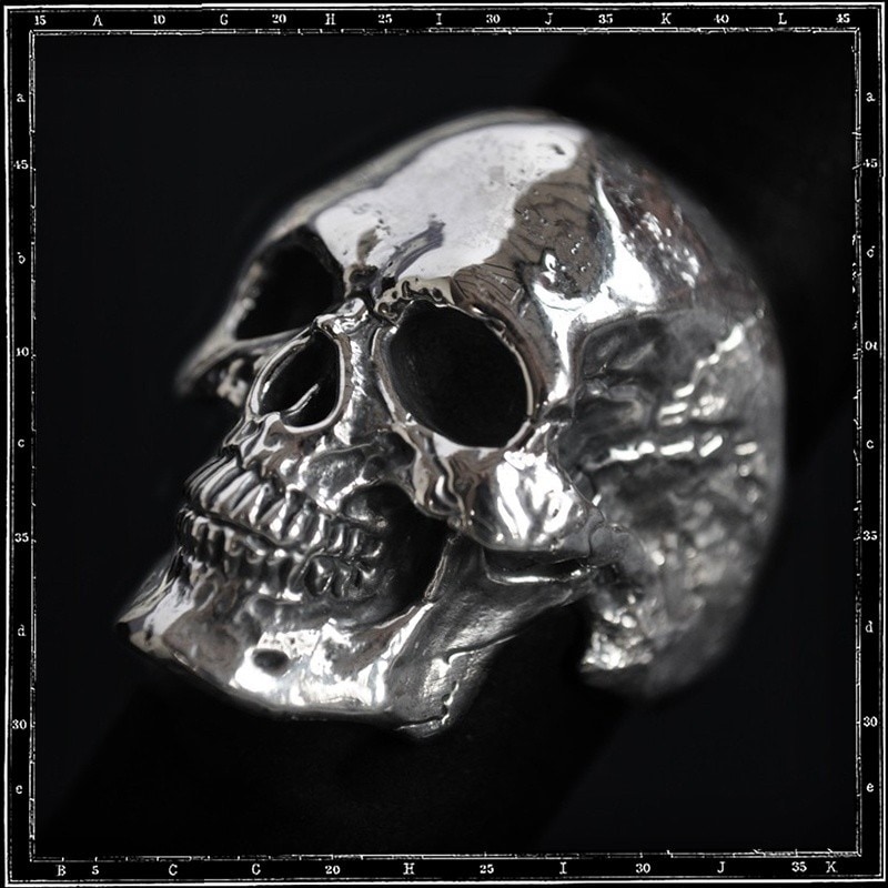 LIVE SKULL RING